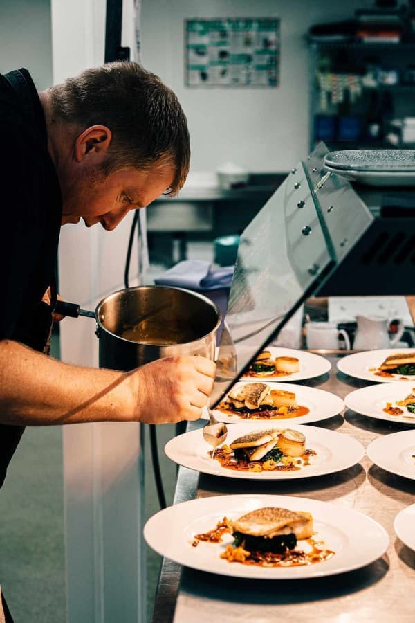 chef dando los ultimos toques de emplatado a una elaboracion