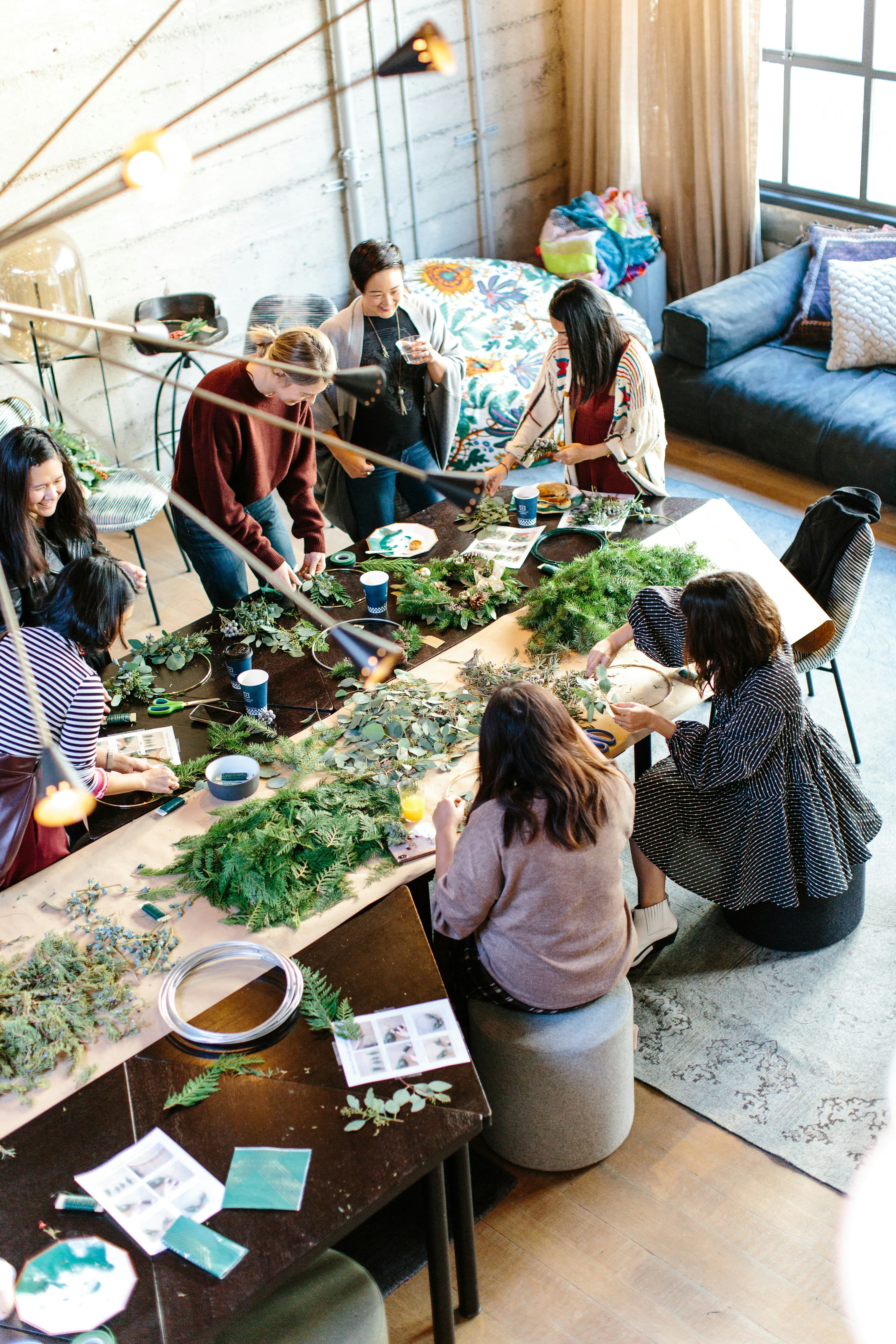 Grupo de personas realizando un taller con plantas aromaticas