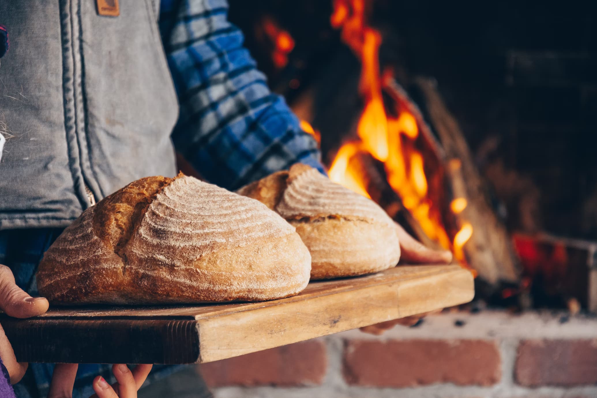 Hombre sacando pan del horno