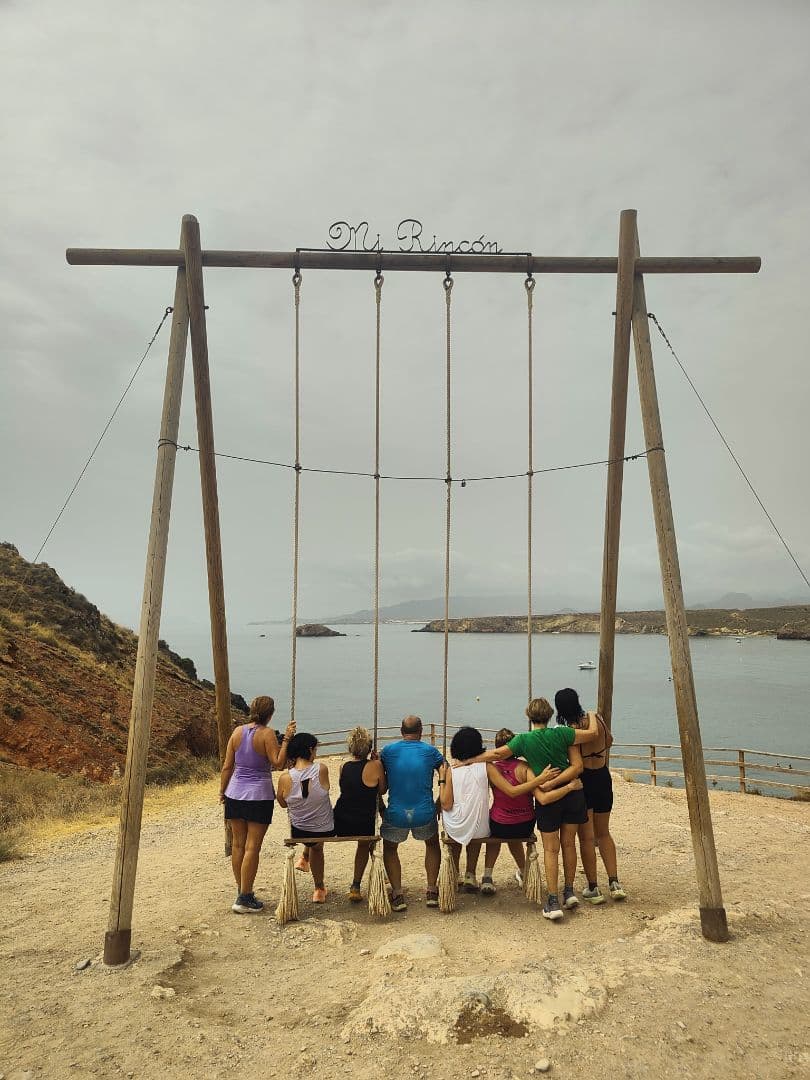 Senderismo y yoga en las impresionantes Calas de Bolnuevo
